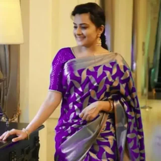 7p77j_1024.webp Kanjeevaram Banarasi Silk Jacquard Saree