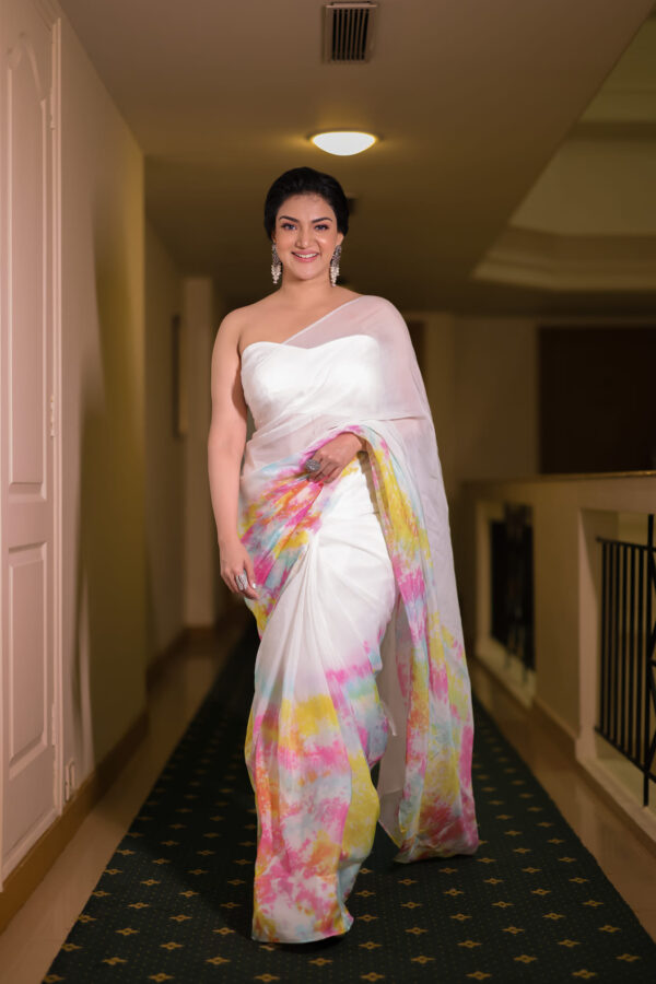 HoneyRose2-2 Honey Rose's Abhisarika Georgette Saree